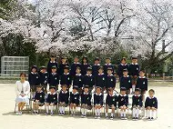桜を背景に
