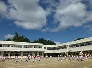 朝から晴　園庭で